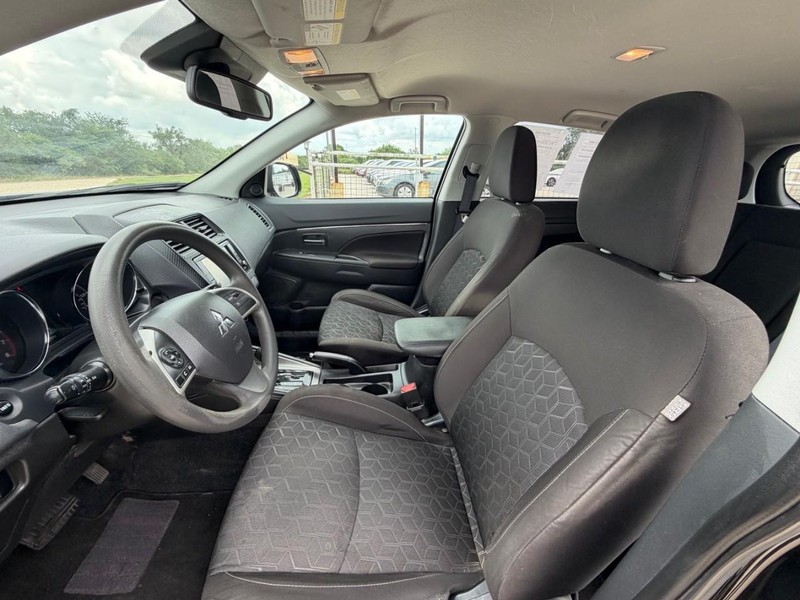 Mitsubishi Outlander Sport Vehicle Full-screen Gallery Image 05
