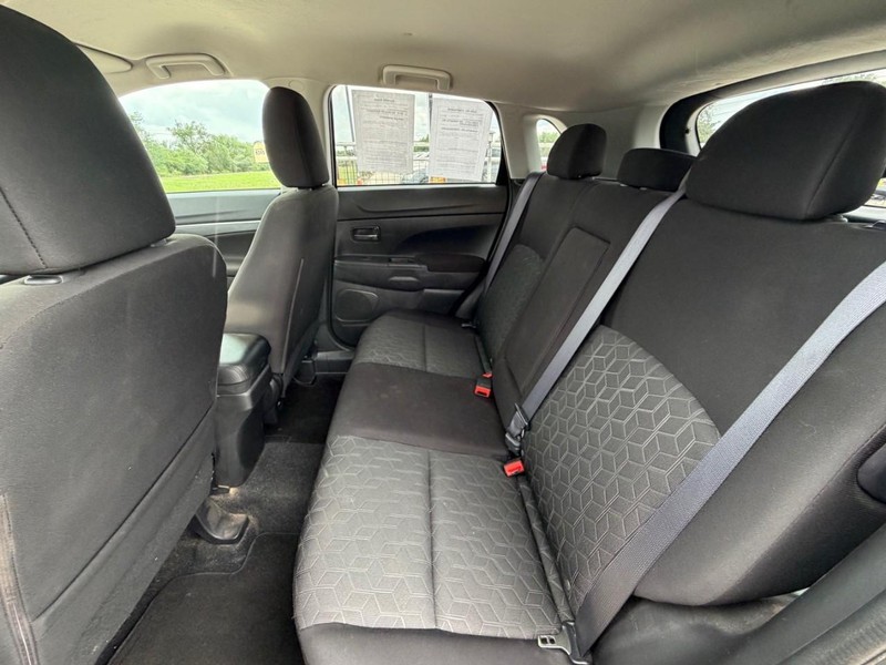 Mitsubishi Outlander Sport Vehicle Full-screen Gallery Image 06