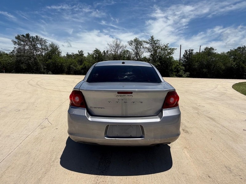 Dodge Avenger Vehicle Full-screen Gallery Image 04