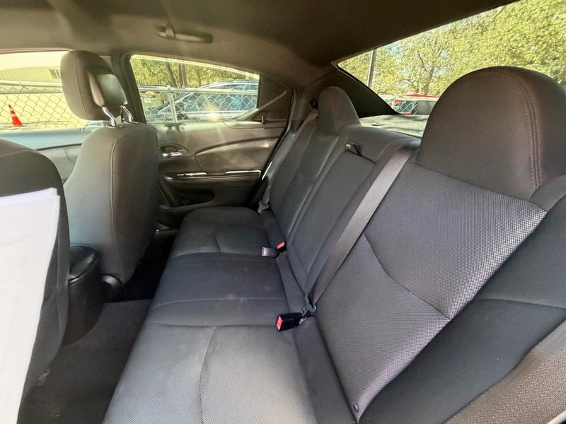 Dodge Avenger Vehicle Full-screen Gallery Image 07