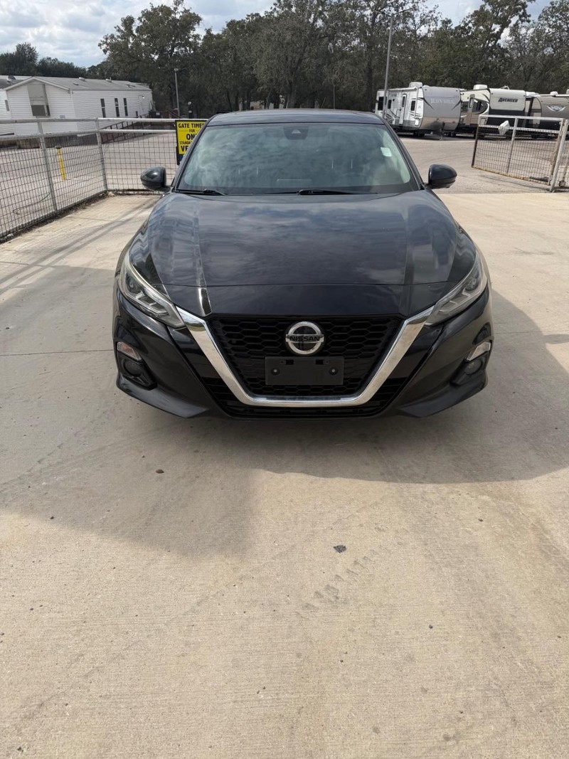 Nissan Altima Vehicle Full-screen Gallery Image 02