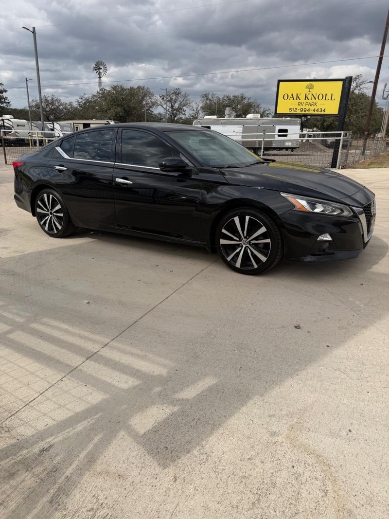Nissan Altima Vehicle Full-screen Gallery Image 03