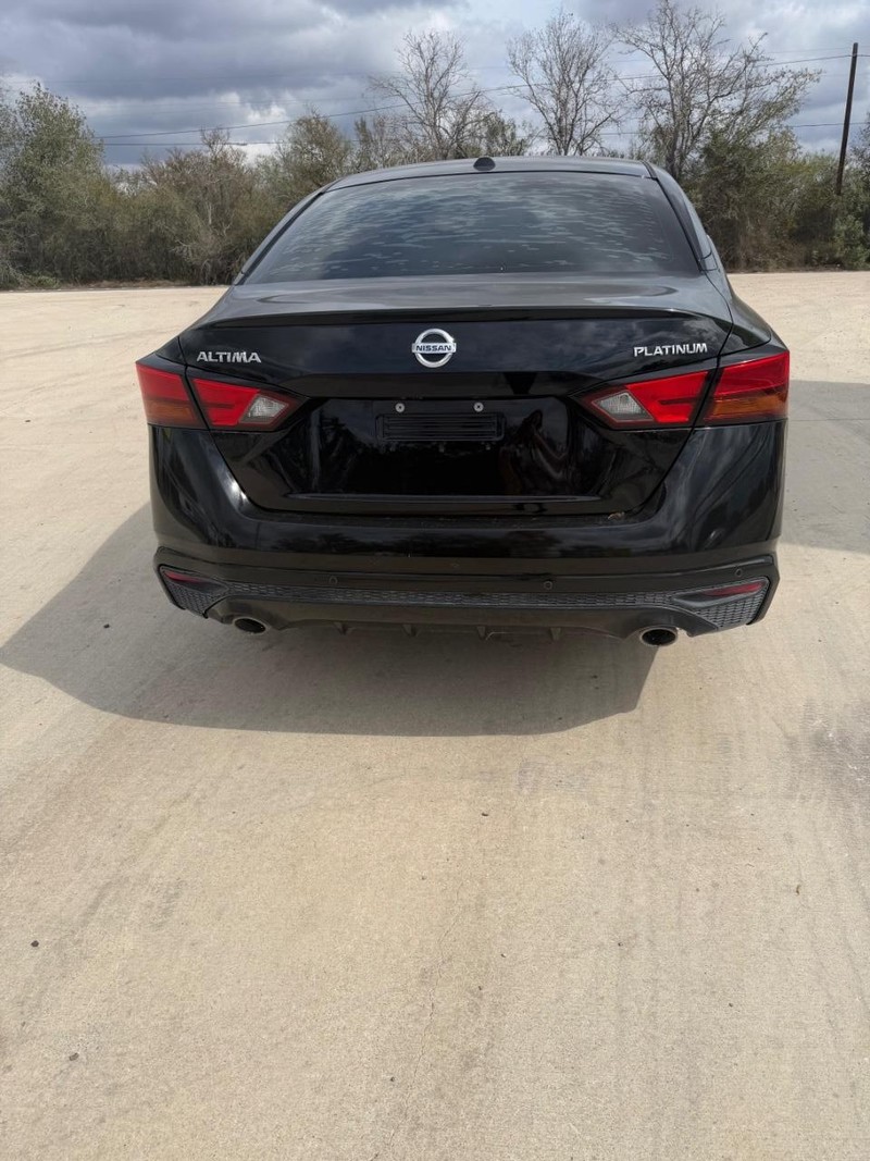Nissan Altima Vehicle Full-screen Gallery Image 04