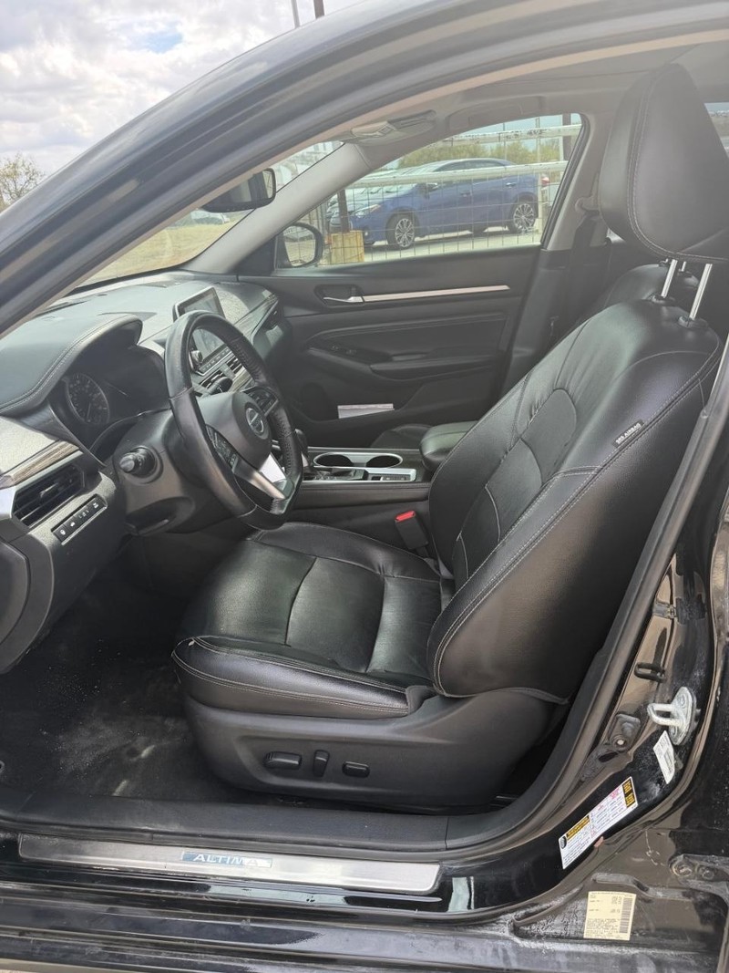 Nissan Altima Vehicle Full-screen Gallery Image 05