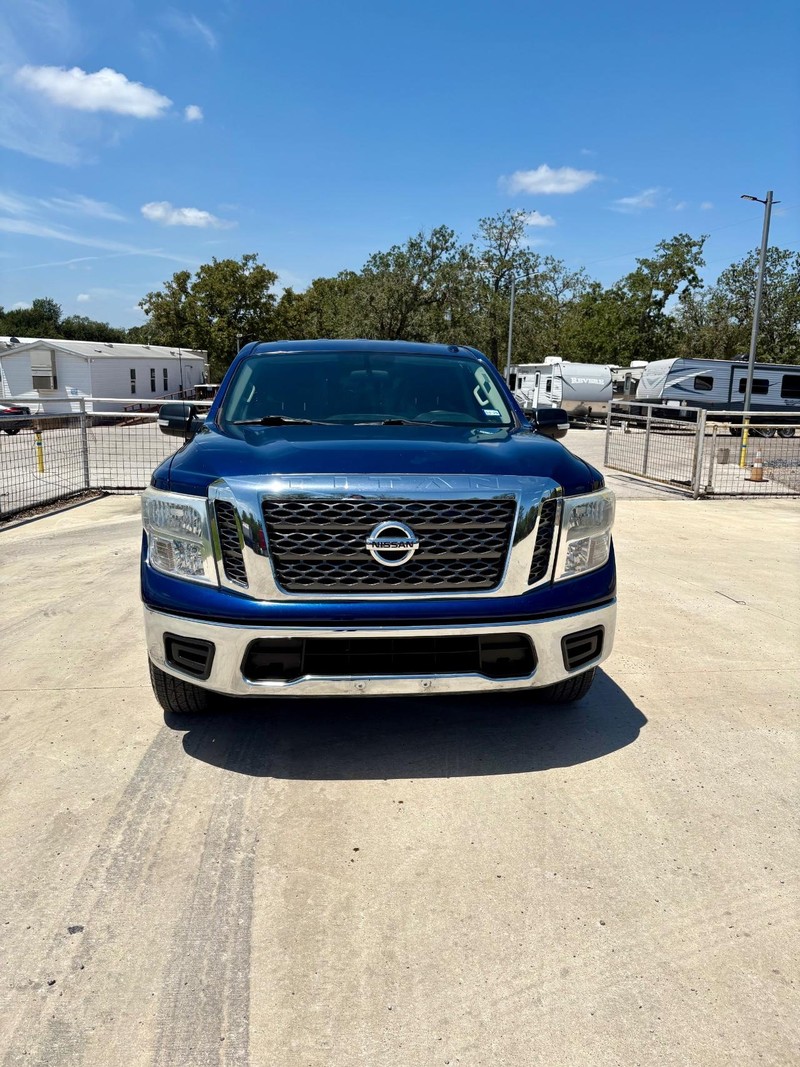 Nissan Titan Vehicle Full-screen Gallery Image 02