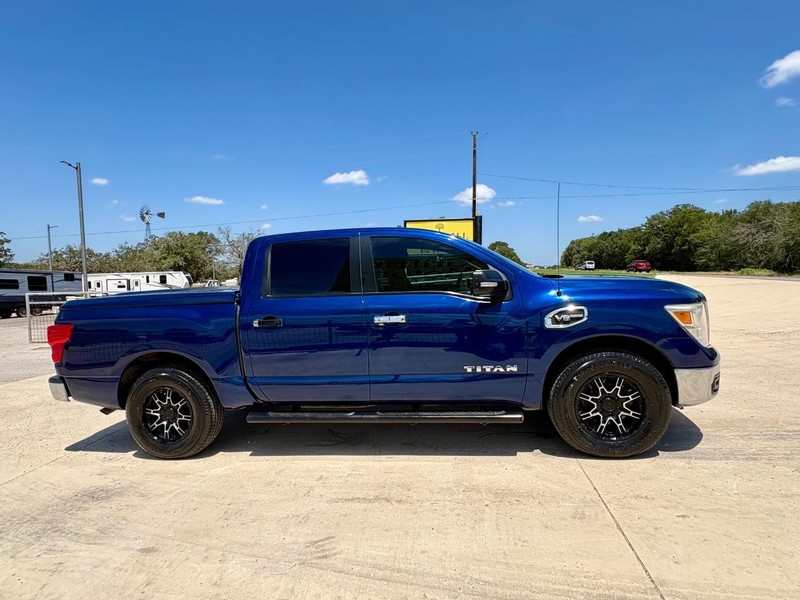 Nissan Titan Vehicle Full-screen Gallery Image 03