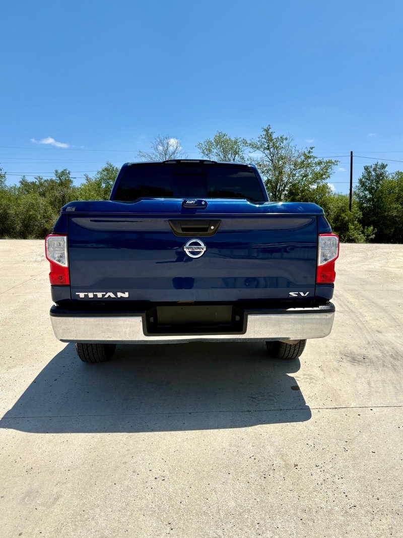 Nissan Titan Vehicle Full-screen Gallery Image 04