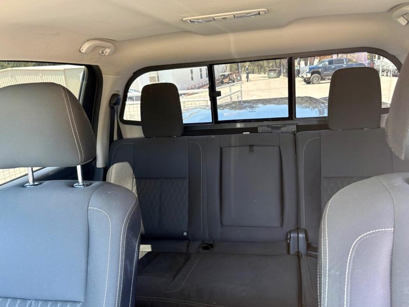 Nissan Titan Vehicle Full-screen Gallery Image 05