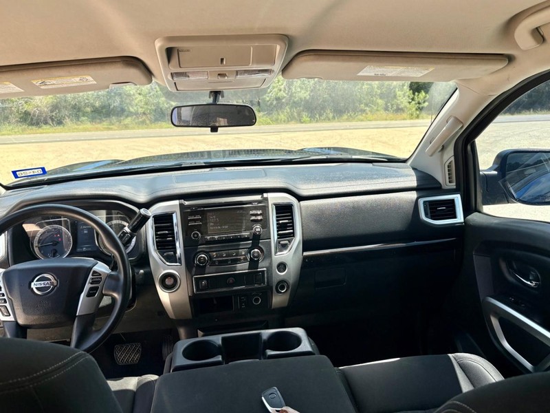 Nissan Titan Vehicle Full-screen Gallery Image 06