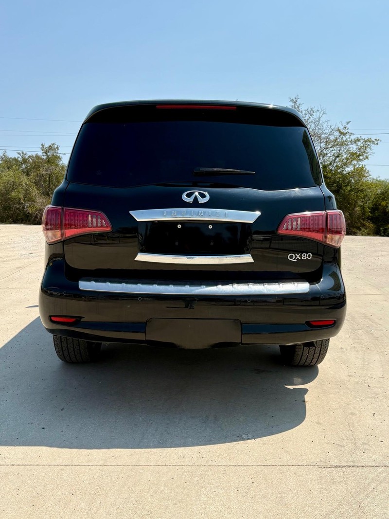 INFINITI QX80 Vehicle Full-screen Gallery Image 04