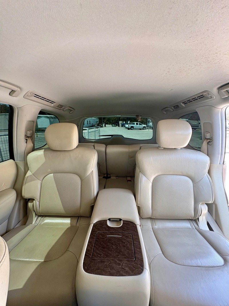 INFINITI QX80 Vehicle Full-screen Gallery Image 05