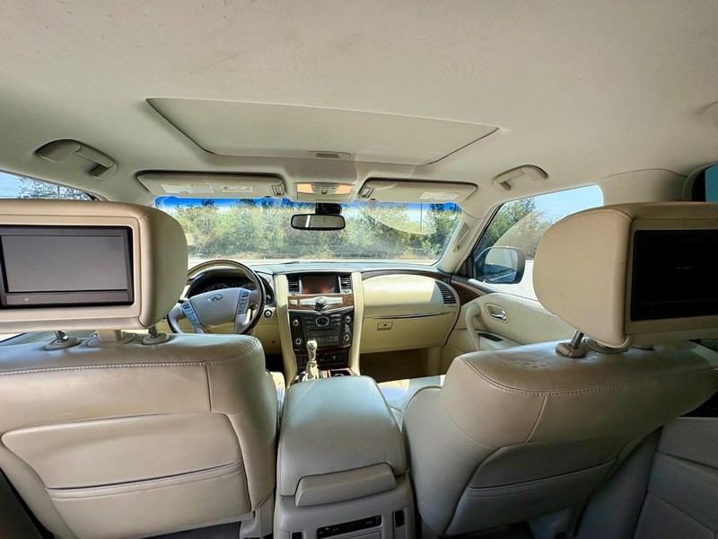 INFINITI QX80 Vehicle Full-screen Gallery Image 06