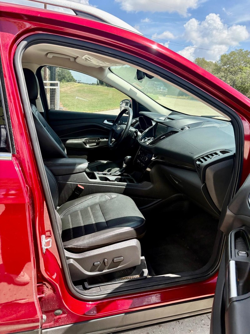 Ford Escape Vehicle Full-screen Gallery Image 05