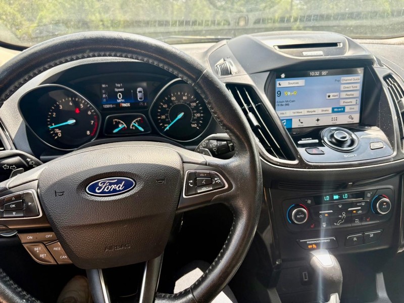 Ford Escape Vehicle Full-screen Gallery Image 07