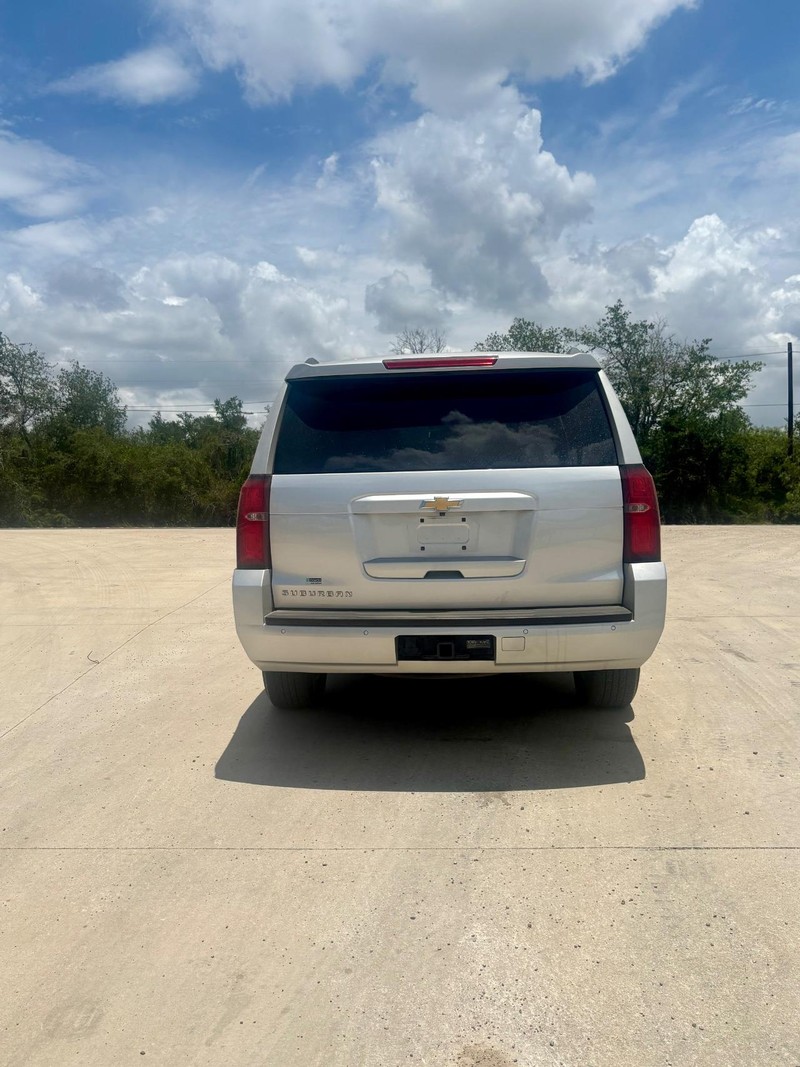 Chevrolet Suburban Vehicle Full-screen Gallery Image 04