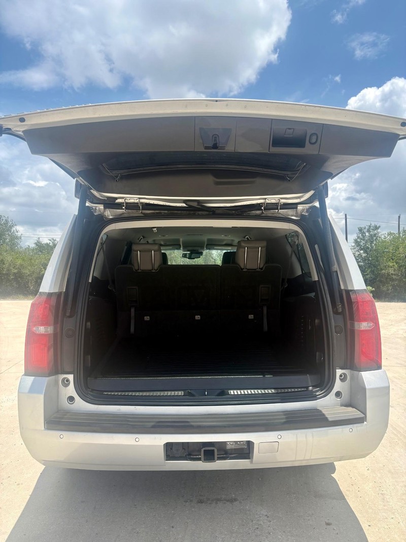 Chevrolet Suburban Vehicle Full-screen Gallery Image 05