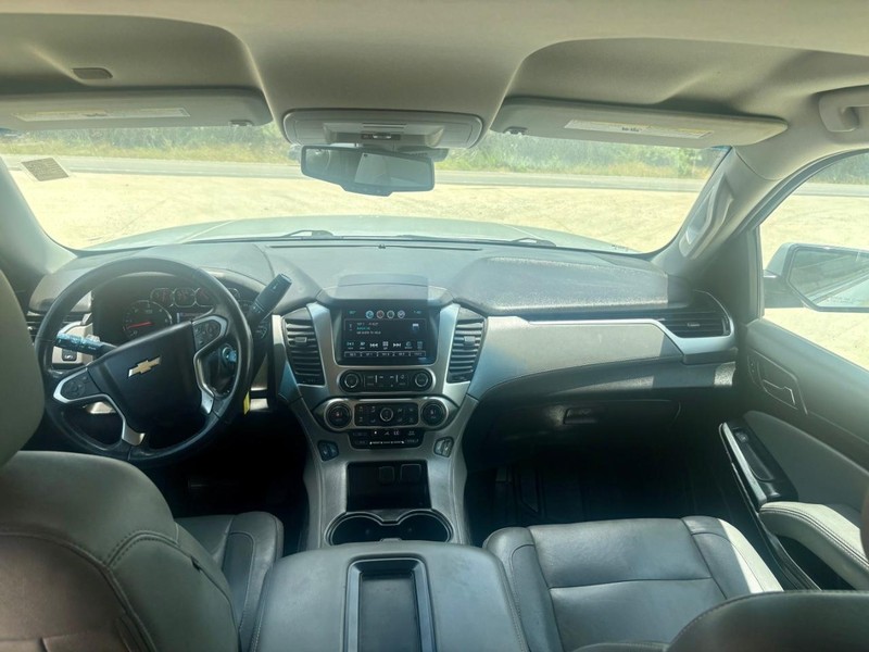 Chevrolet Suburban Vehicle Full-screen Gallery Image 06