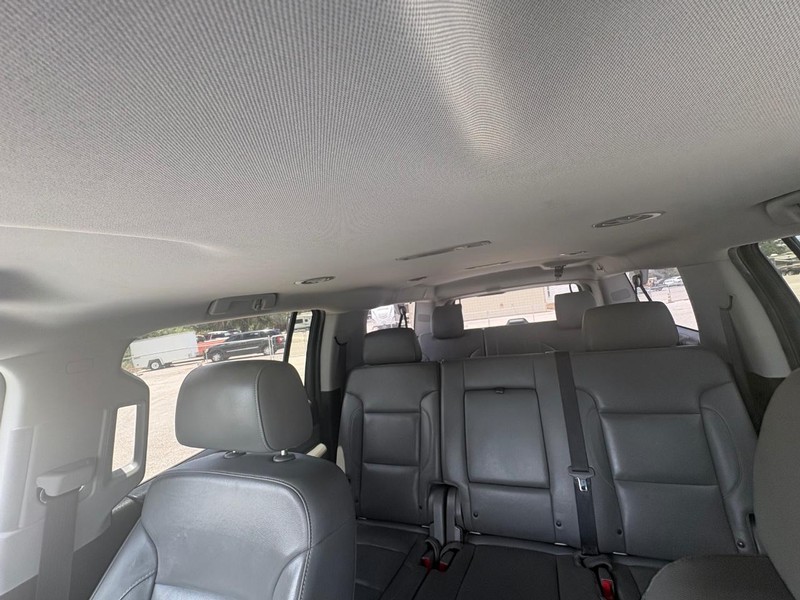 Chevrolet Suburban Vehicle Full-screen Gallery Image 07