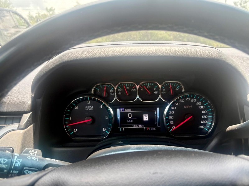 Chevrolet Suburban Vehicle Full-screen Gallery Image 08