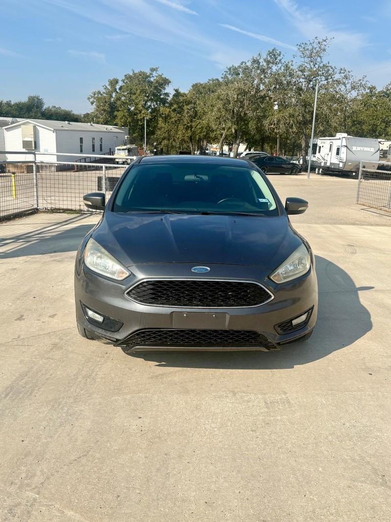 Ford Focus Sedan Vehicle Full-screen Gallery Image 02