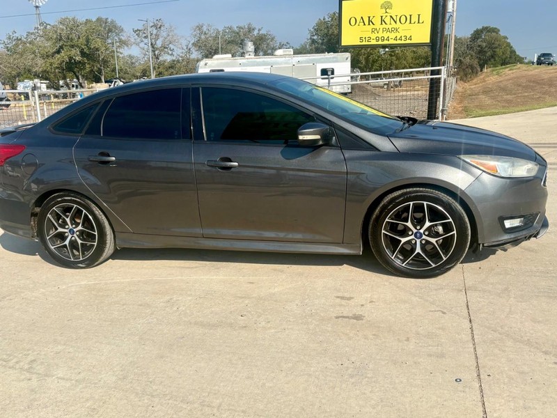 Ford Focus Sedan Vehicle Full-screen Gallery Image 03