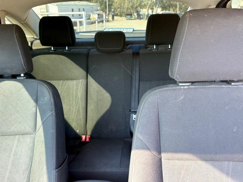 Ford Focus Sedan Vehicle Full-screen Gallery Image 04