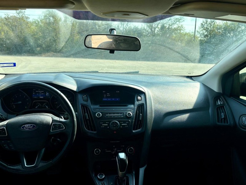 Ford Focus Sedan Vehicle Full-screen Gallery Image 05