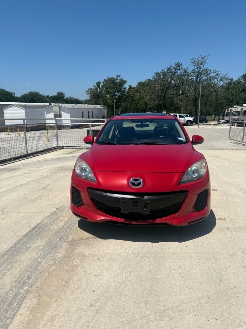 Mazda MAZDA3 Vehicle Full-screen Gallery Image 02