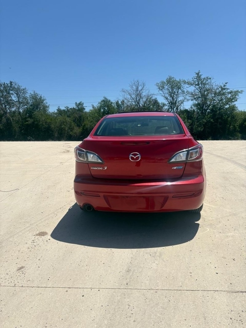 Mazda MAZDA3 Vehicle Full-screen Gallery Image 03