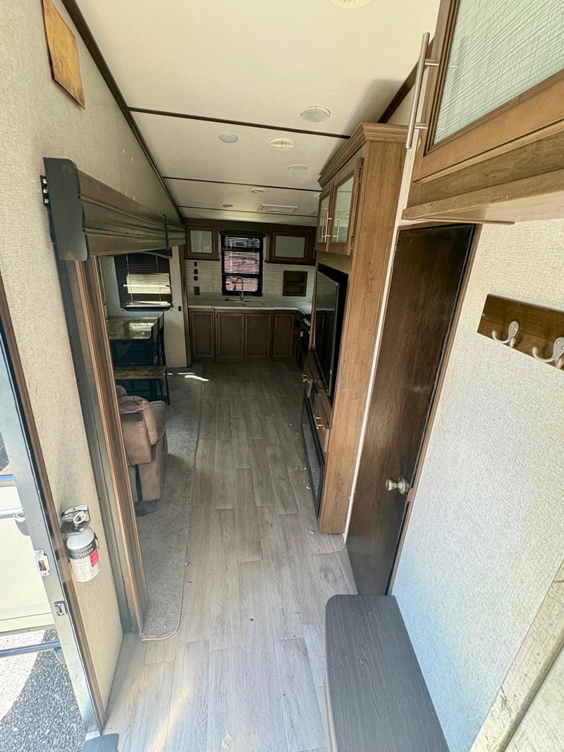 Keystone Cougar 29MBS Vehicle Full-screen Gallery Image 02