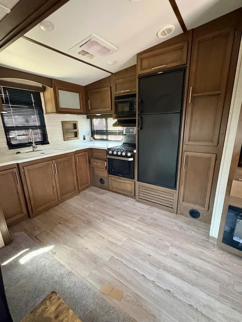 Keystone Cougar 29MBS Vehicle Full-screen Gallery Image 03