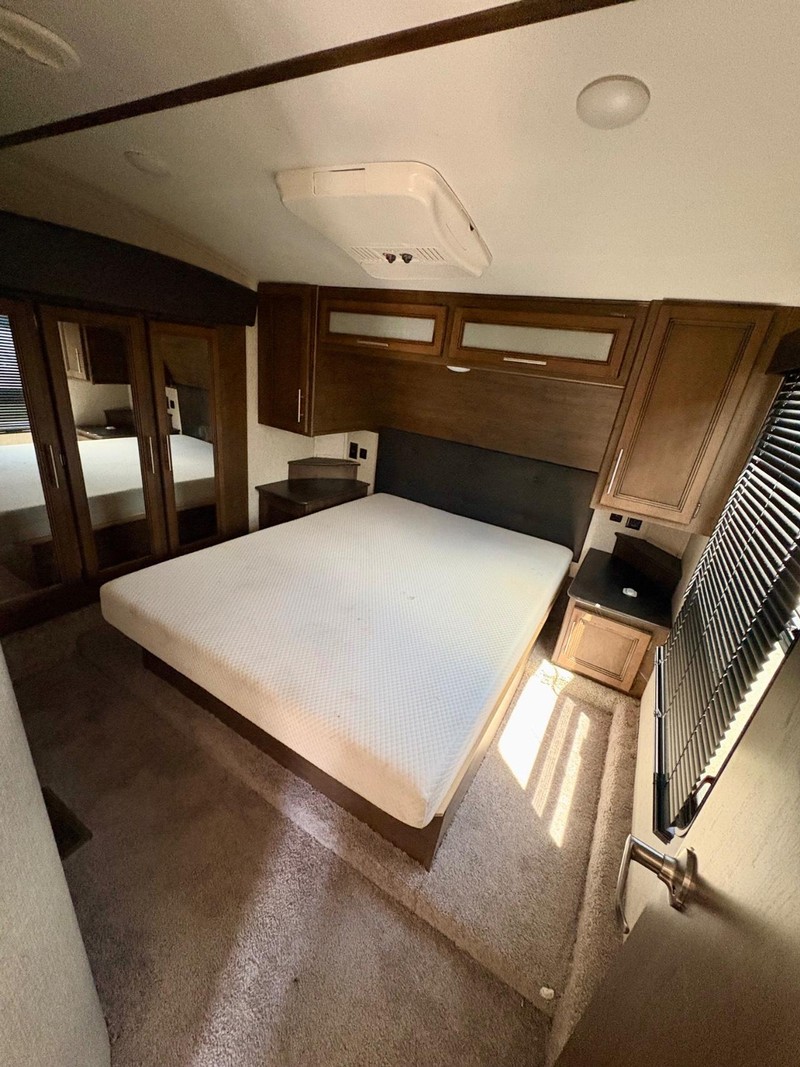 Keystone Cougar 29MBS Vehicle Full-screen Gallery Image 06