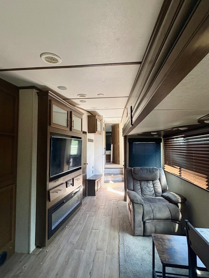 Keystone Cougar 29MBS Vehicle Full-screen Gallery Image 07