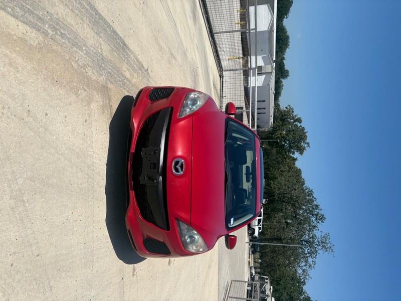Mazda MAZDA3 Vehicle Full-screen Gallery Image 02