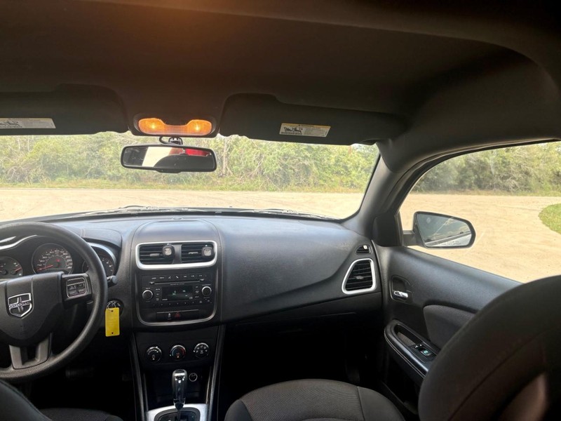 Dodge Avenger Vehicle Full-screen Gallery Image 06