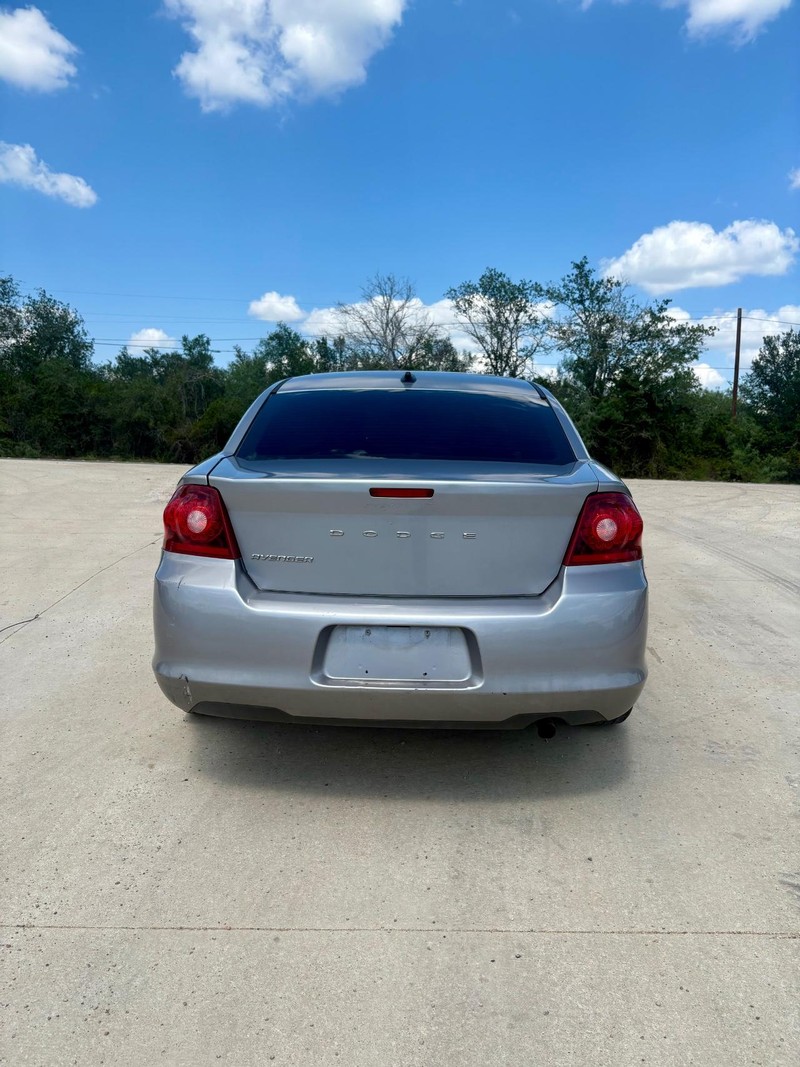 Dodge Avenger Vehicle Full-screen Gallery Image 04