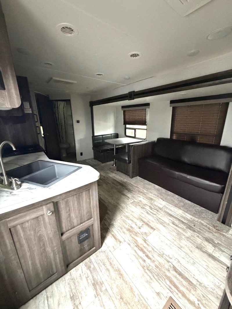 Highland Ridge Mesa 26 bhS Vehicle Full-screen Gallery Image 04