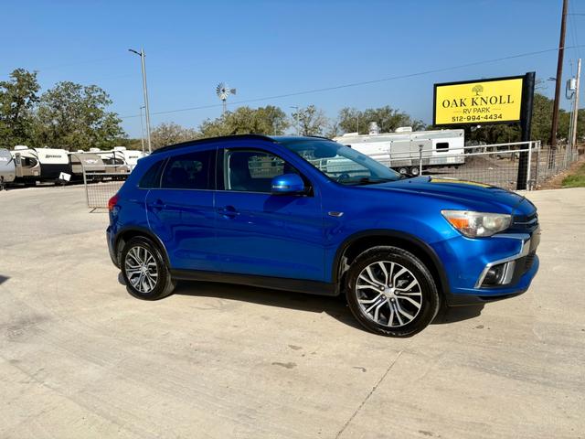 Mitsubishi Outlander Sport Vehicle Full-screen Gallery Image 03