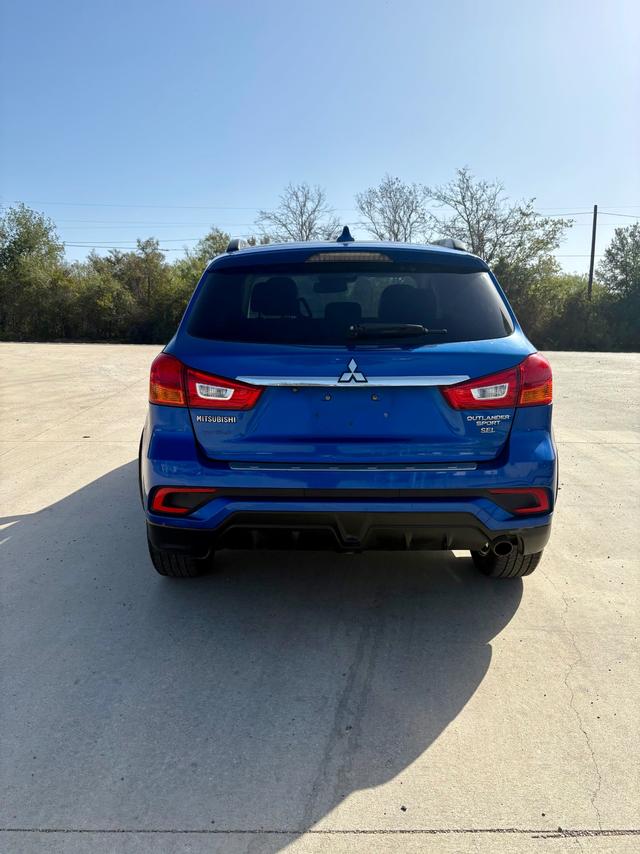 Mitsubishi Outlander Sport Vehicle Full-screen Gallery Image 04