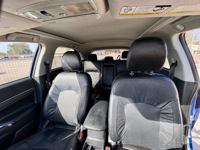 Mitsubishi Outlander Sport Vehicle Full-screen Gallery Image 05