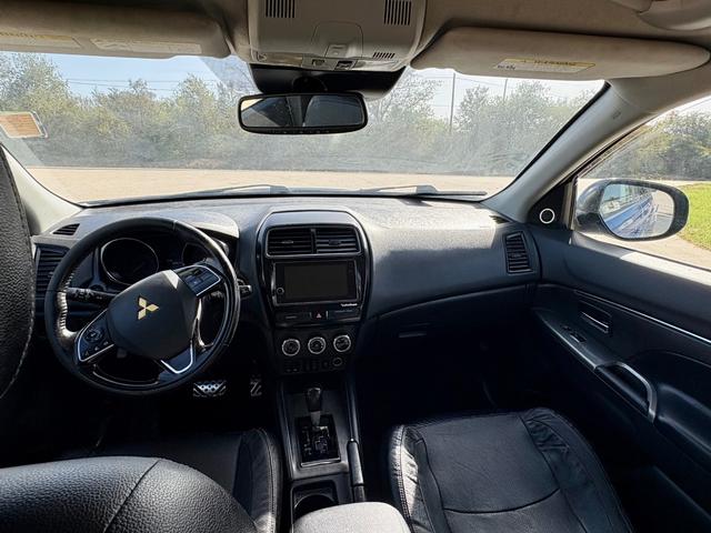 Mitsubishi Outlander Sport Vehicle Full-screen Gallery Image 06