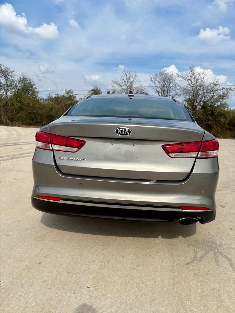 Kia Optima Vehicle Full-screen Gallery Image 04