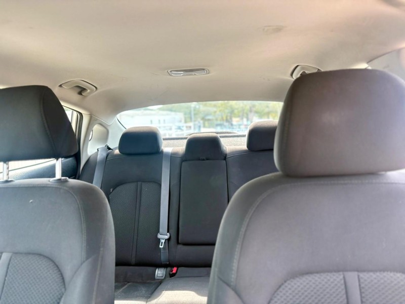 Kia Optima Vehicle Full-screen Gallery Image 05