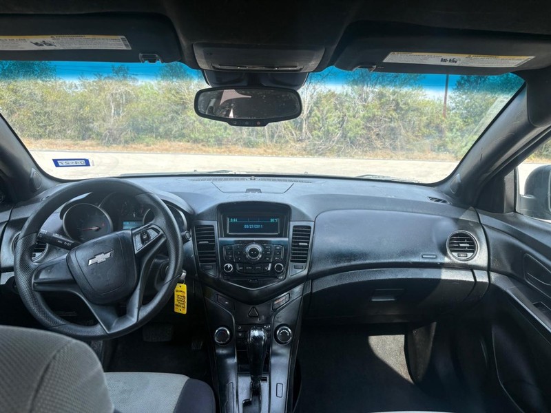 Chevrolet Cruze Limited Vehicle Full-screen Gallery Image 05