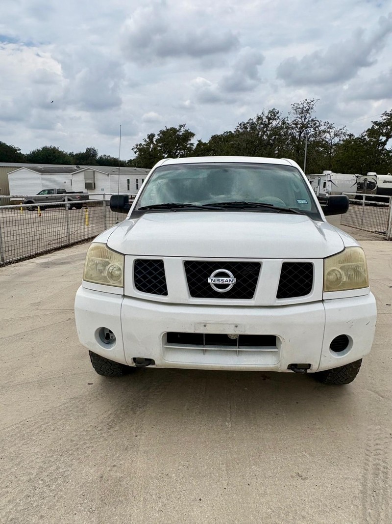 Nissan Titan Vehicle Full-screen Gallery Image 02