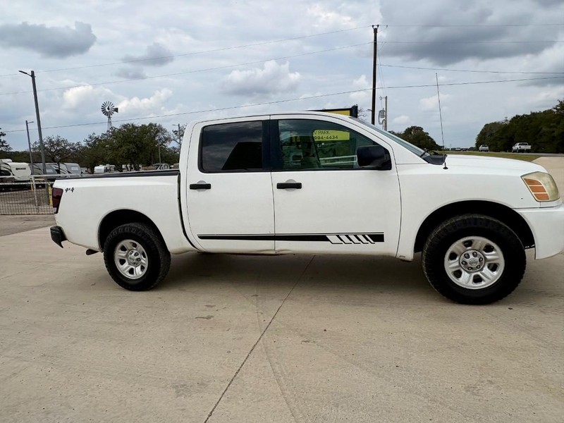 Nissan Titan Vehicle Full-screen Gallery Image 03