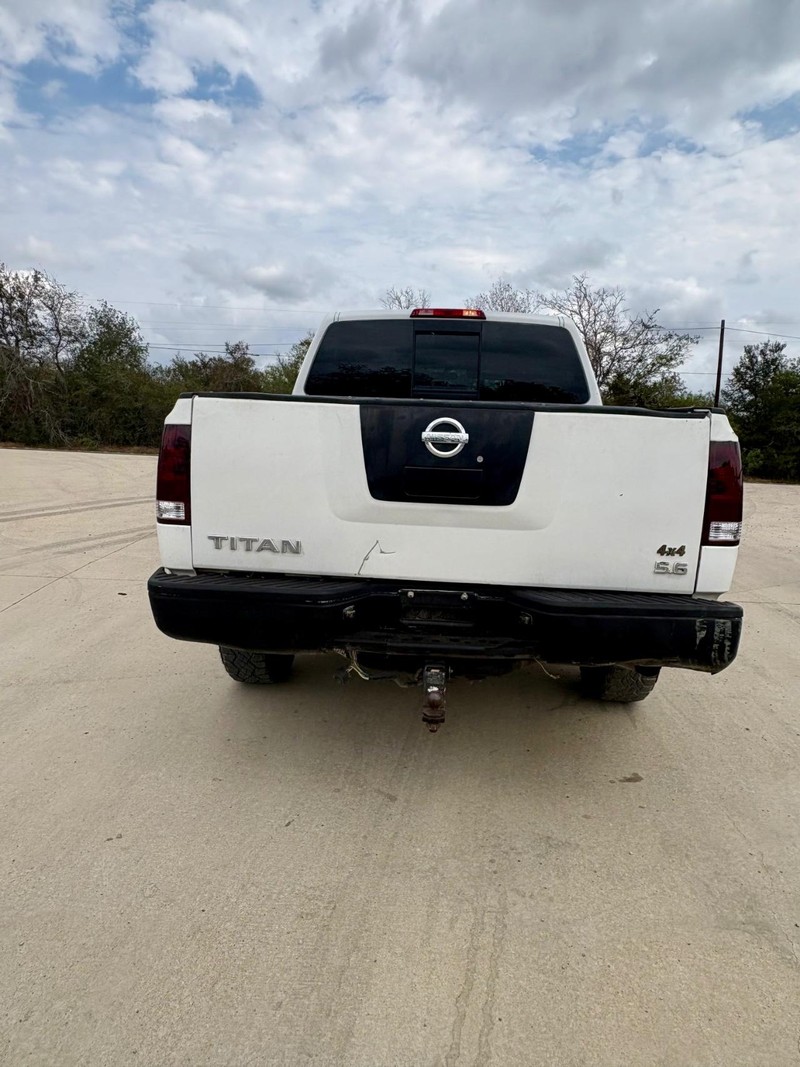 Nissan Titan Vehicle Full-screen Gallery Image 04