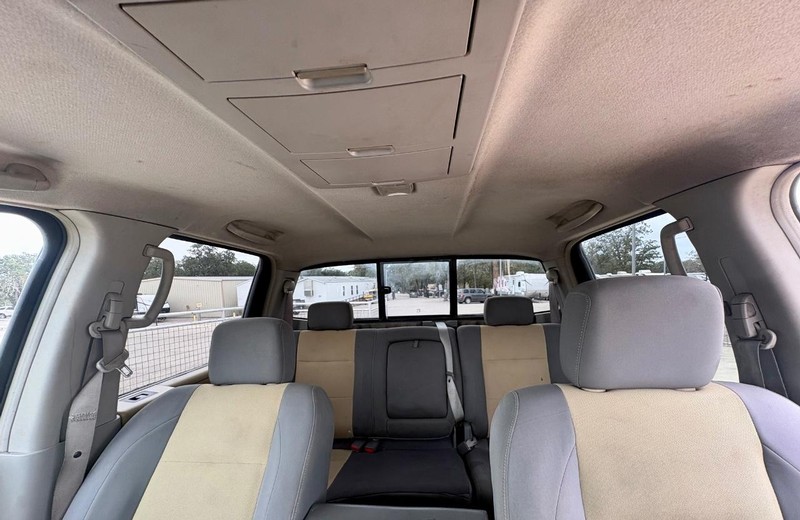 Nissan Titan Vehicle Full-screen Gallery Image 05