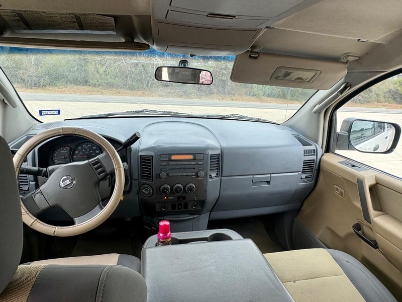 Nissan Titan Vehicle Full-screen Gallery Image 06