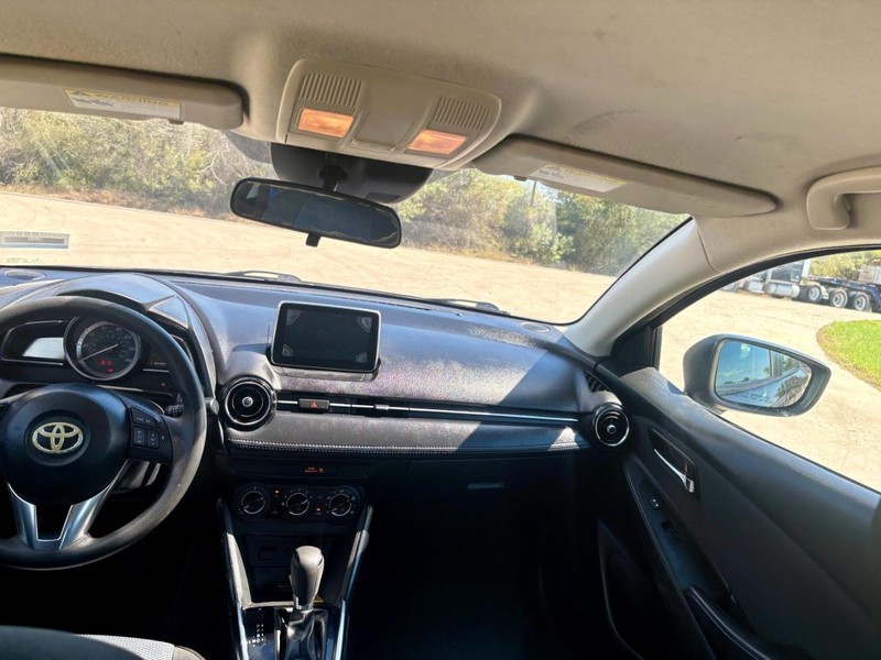 Toyota Yaris iA Vehicle Full-screen Gallery Image 06